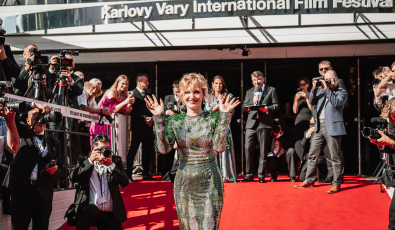 Aňa Geislerová v šatech Pilsner Urquell na KVIFF 2025