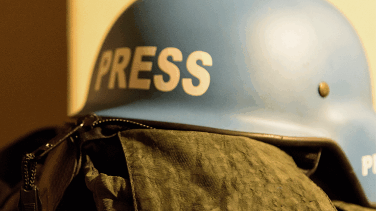 Novináři pod palbou