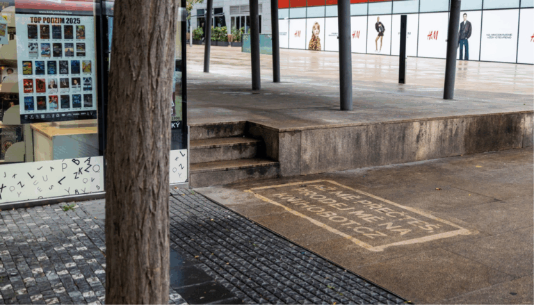 Nápis Knihobotu před knihkupectvím Luxor