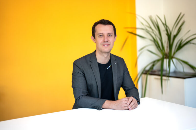 jakub_zirovnicky_portret_PN_zluta_stul